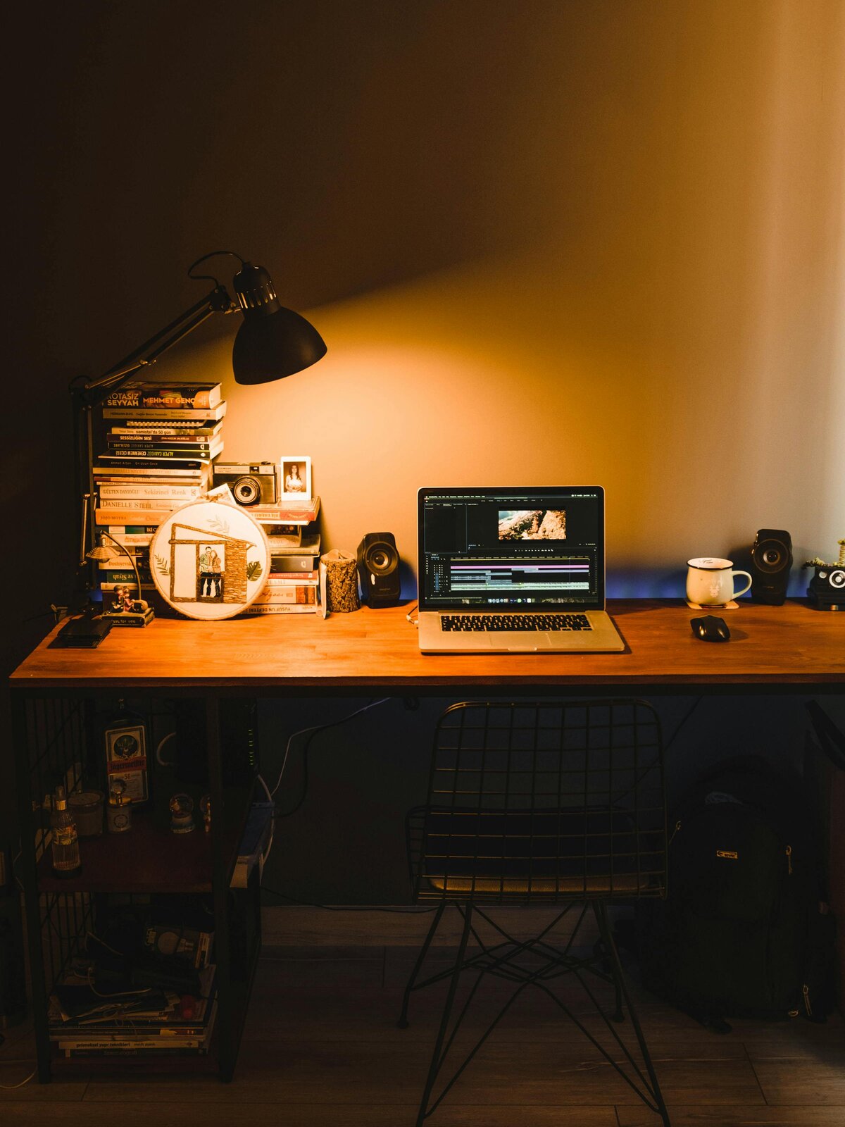 Análise jurídica via tela de laptop em ambiente noturno